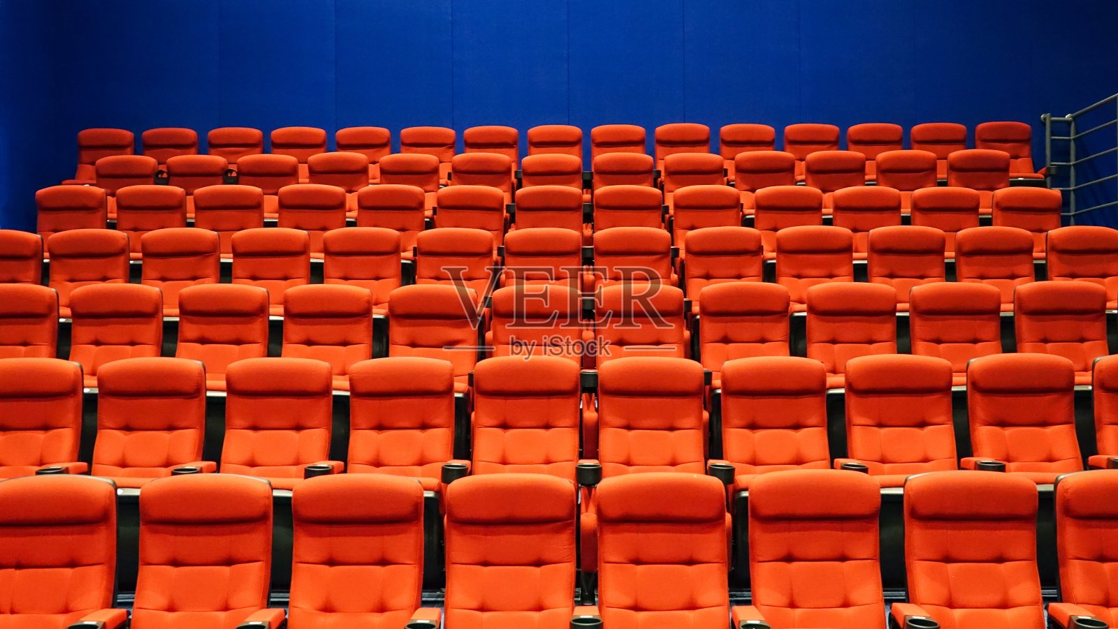 电影里的红色座位照片摄影图片