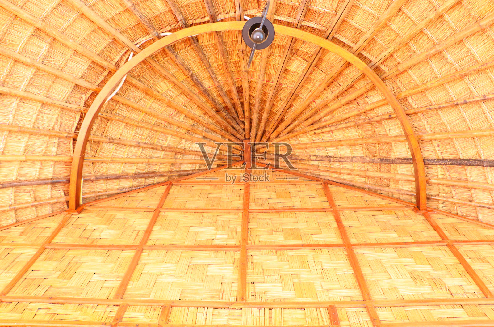 近距离的竹屋正面概述-竹木建筑结构照片摄影图片