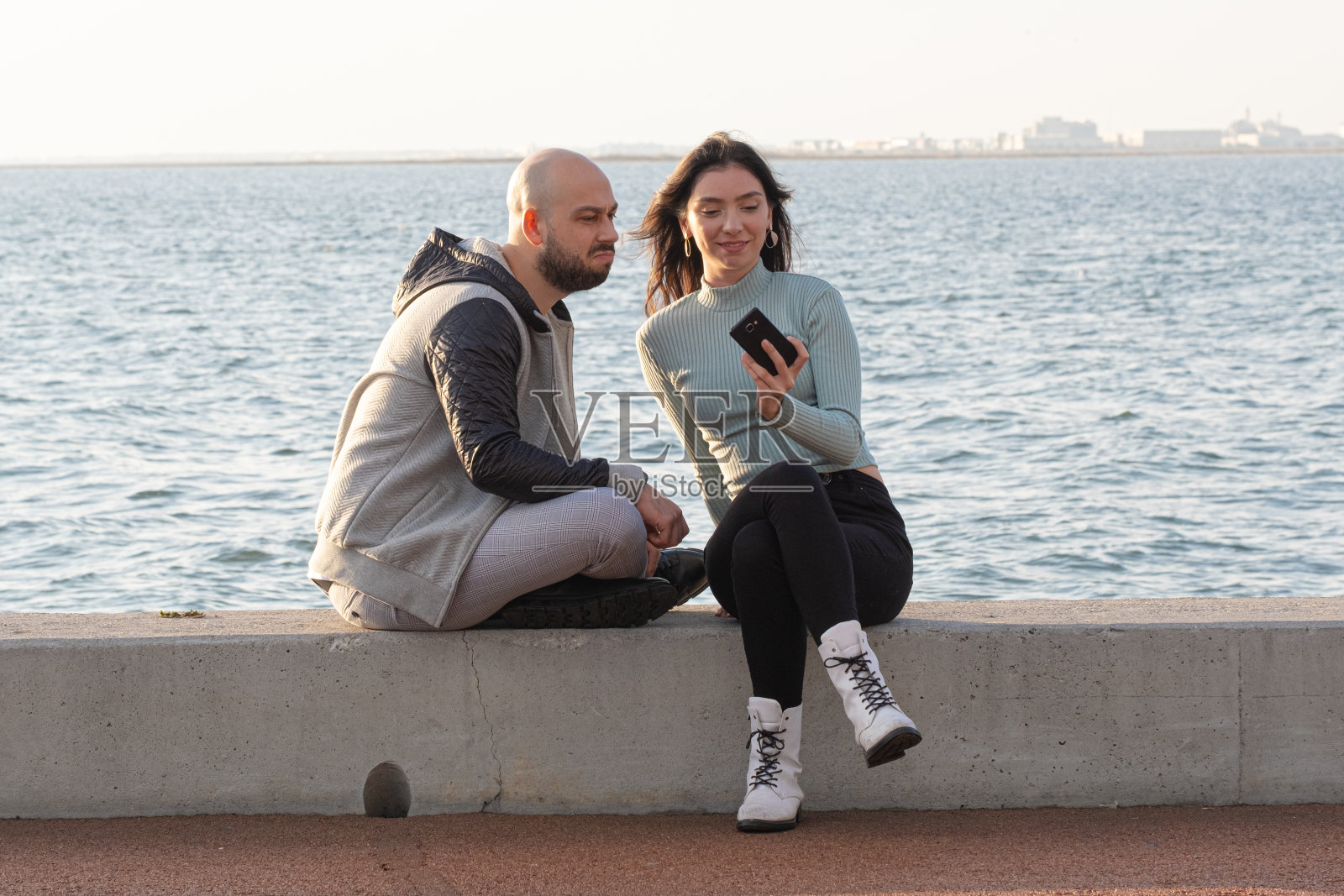 年轻夫妇看手机照片摄影图片