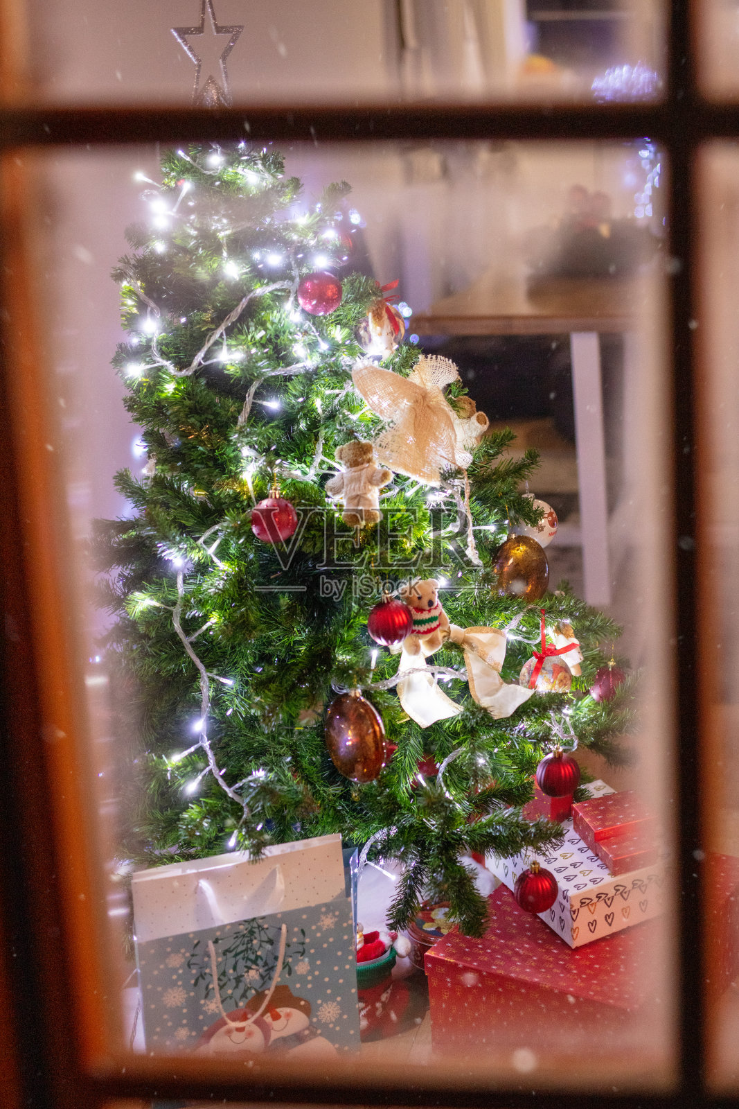 客厅的圣诞树，外面下雪时透过结霜的窗户可以看到照片摄影图片