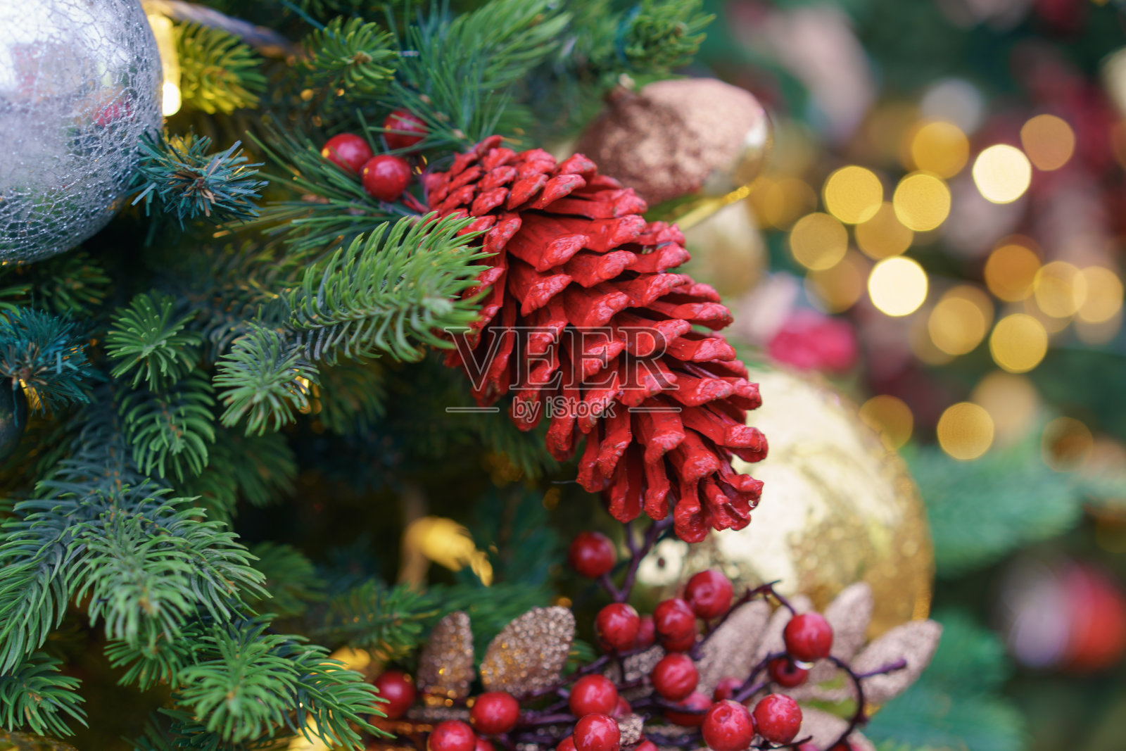 圣诞树上的红色圆锥照片摄影图片