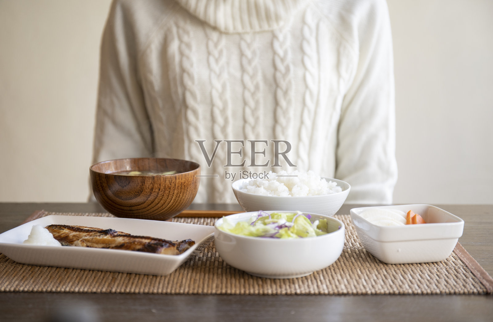 正在吃早餐的年轻女子的手照片摄影图片