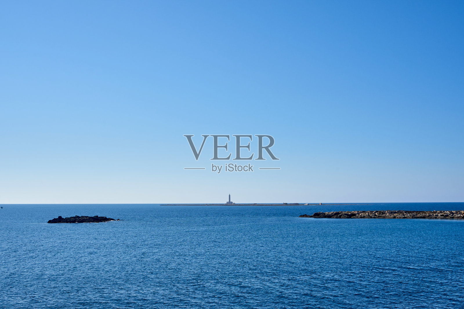 在Isola del Campo(田野岛)和它的灯塔在一个晴朗的一天在加利波利普利亚意大利照片摄影图片