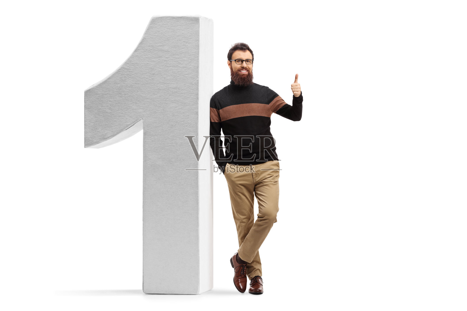 大胡子靠在一号上，竖起大拇指照片摄影图片