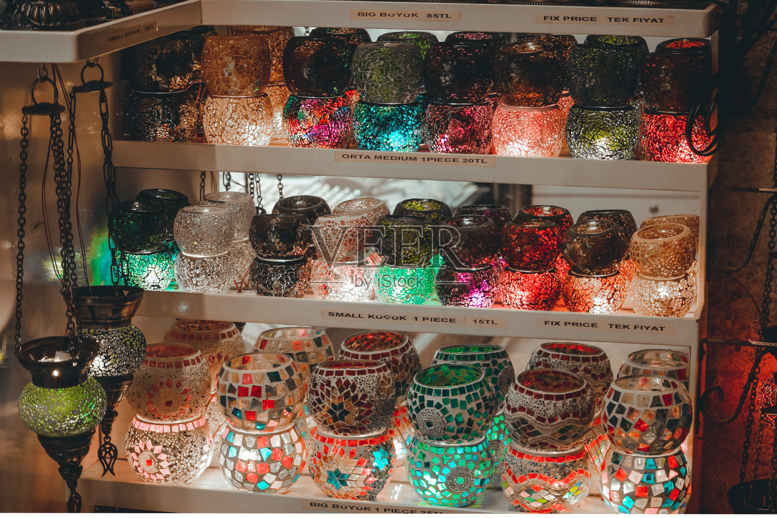 色彩斑斓的吊灯照片摄影图片