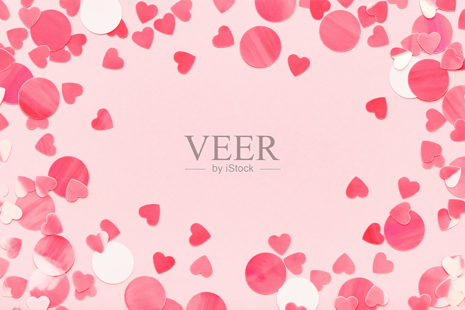 节日框架红心五彩纸屑在粉色柔和的背景爱情人节。照片摄影图片