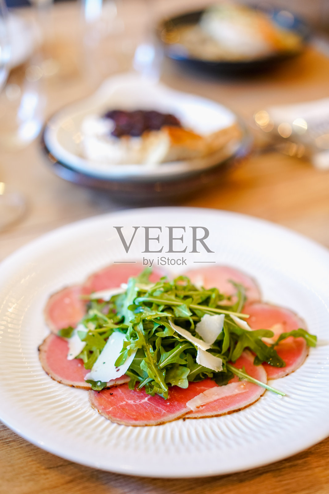 生牛肉片和沙拉照片摄影图片