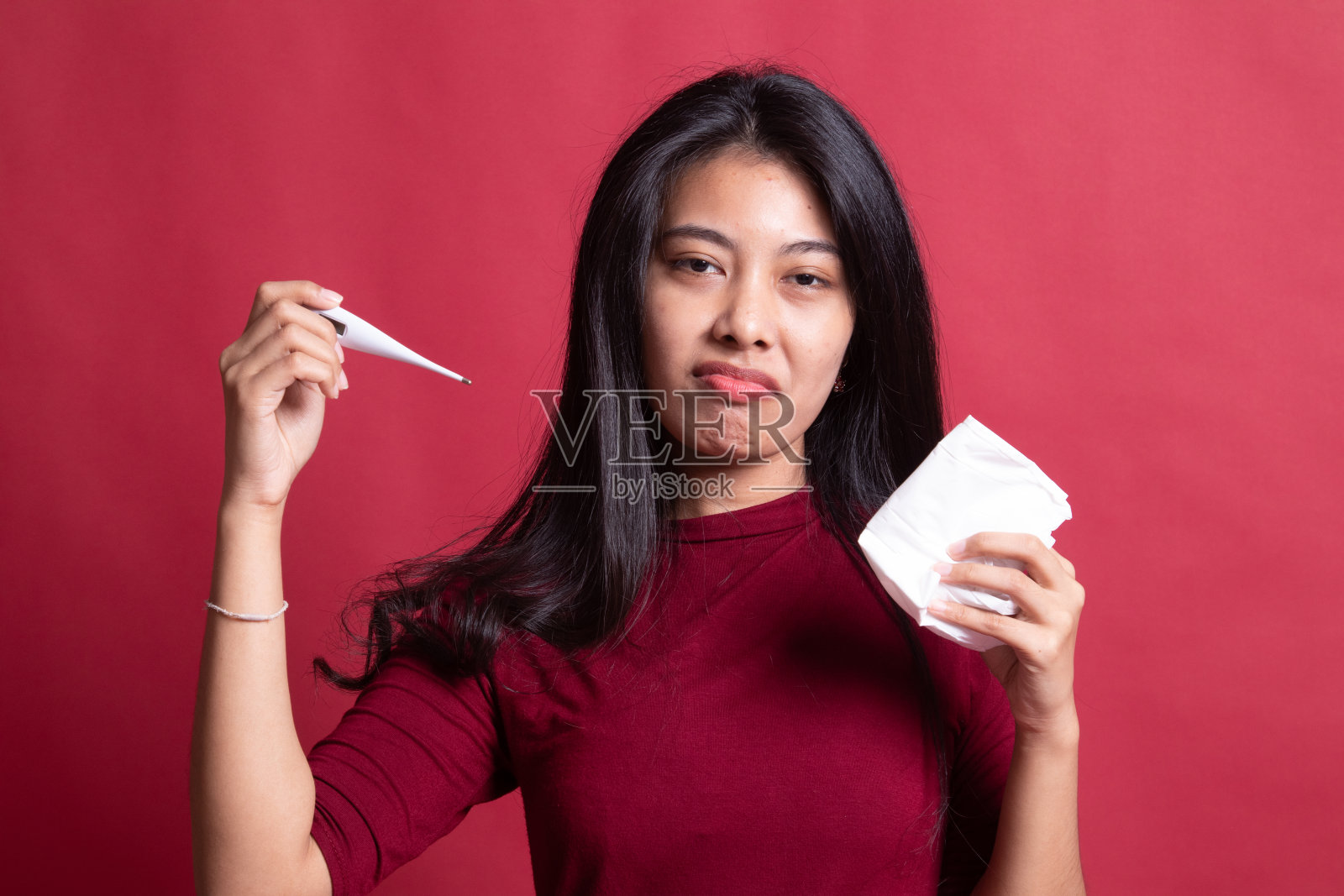 一个年轻的亚洲女人得了流感。照片摄影图片