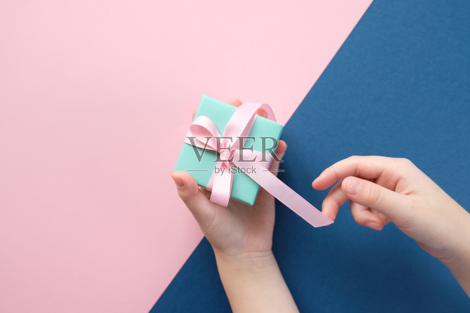 圣诞快乐，新年快乐。粉色和蓝色背景照片摄影图片