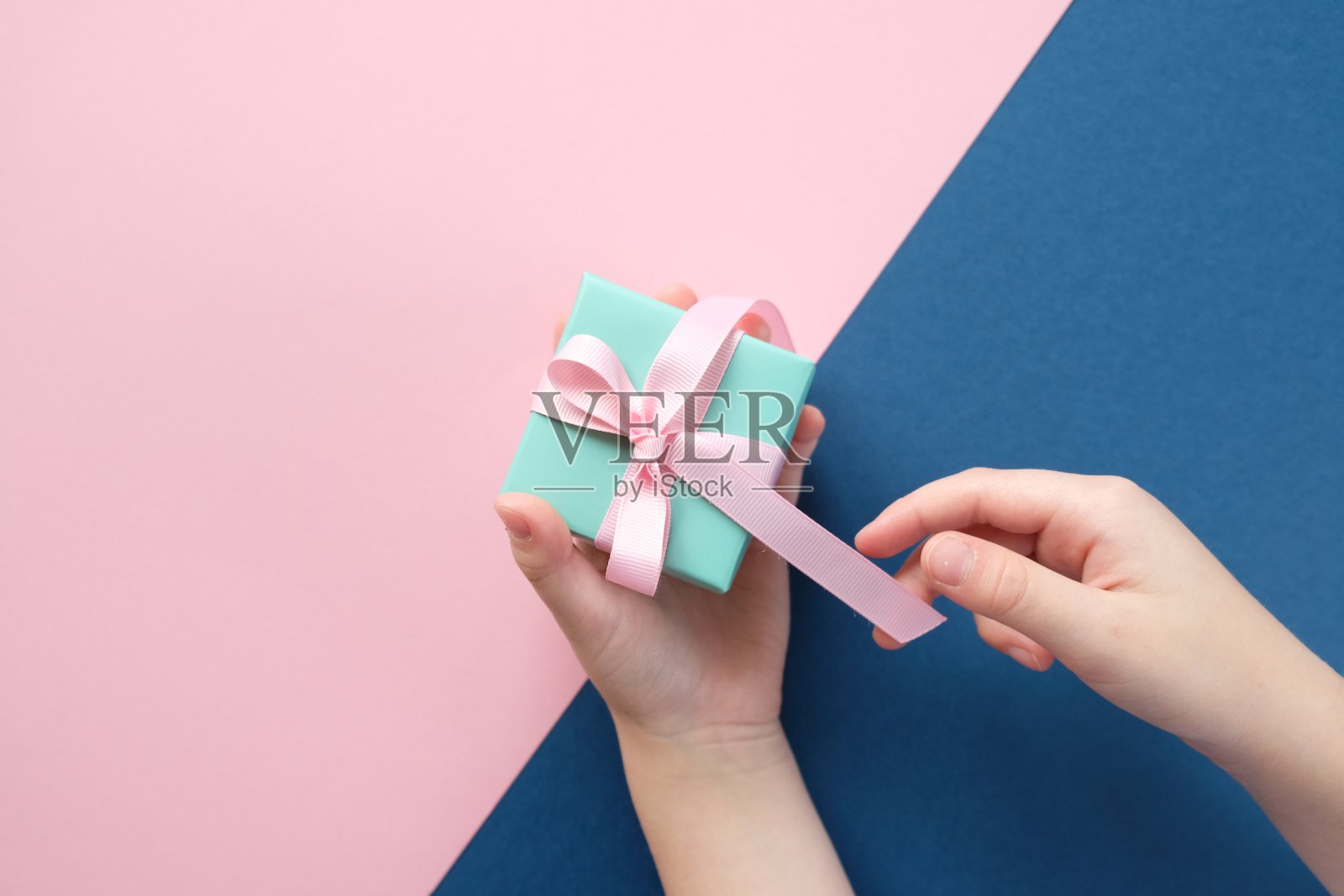 圣诞快乐，新年快乐。粉色和蓝色背景照片摄影图片