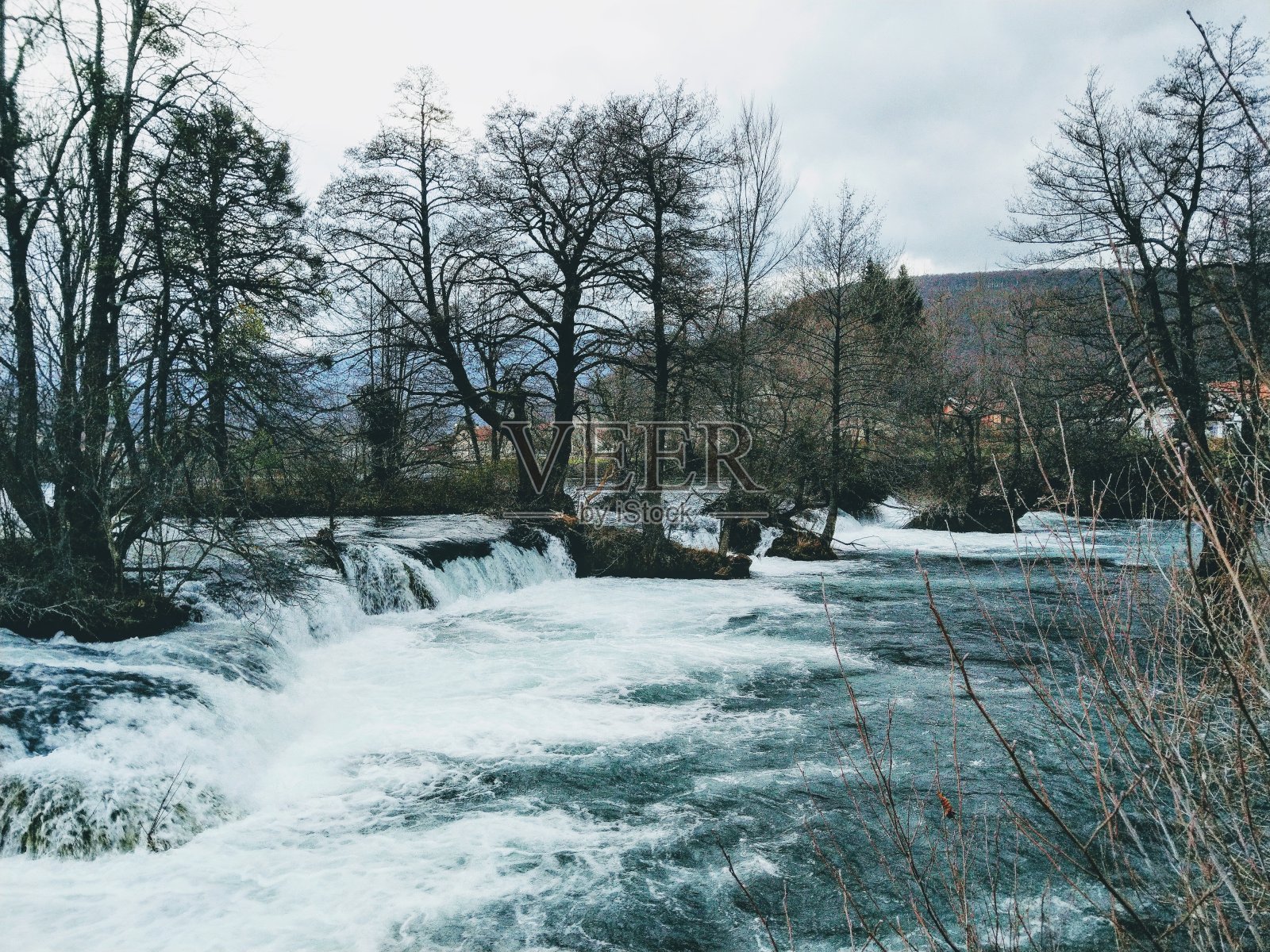 波斯尼亚和黑塞哥维那比哈奇附近乌纳河上的瀑布照片摄影图片