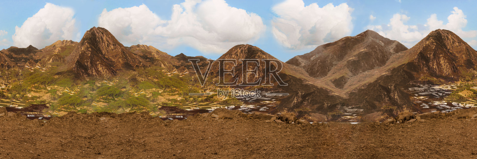 天衣无缝的全景，蓝天下的大山，厚厚的云层和绿色的草甸山谷。从高地上的悬崖上观看。模型头或横幅照片摄影图片