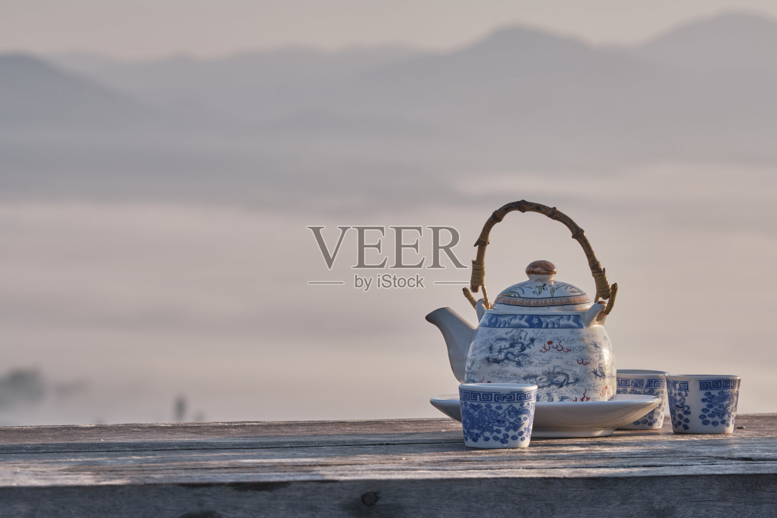 中国站在云来视点上照片摄影图片