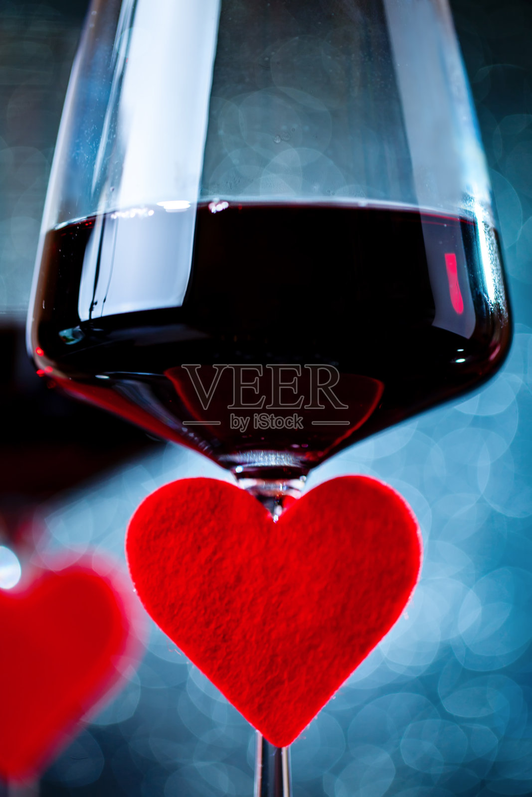 美丽的散景背景上的几杯红酒。背景与复制空间。有选择性的重点。照片摄影图片