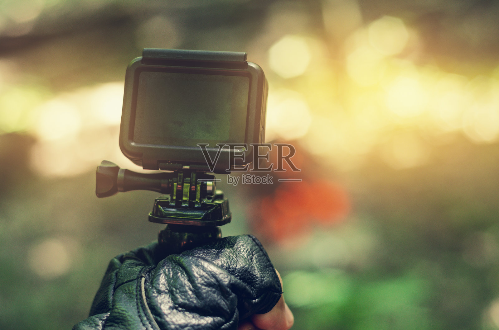 手戴皮手套的动作摄影机照片摄影图片