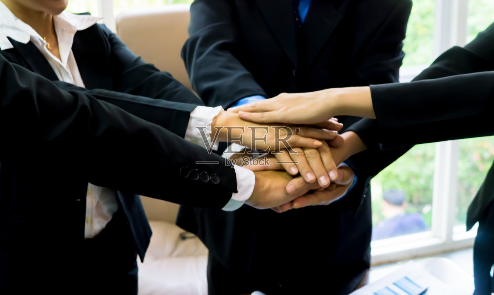 商人们握手，完成一份文件签名。会议、合同及律师咨询理念。照片摄影图片