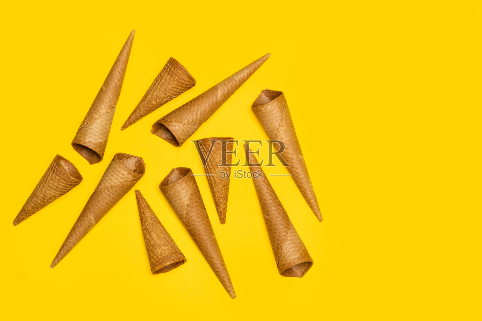 黄色背景上的甜筒冰淇淋照片摄影图片