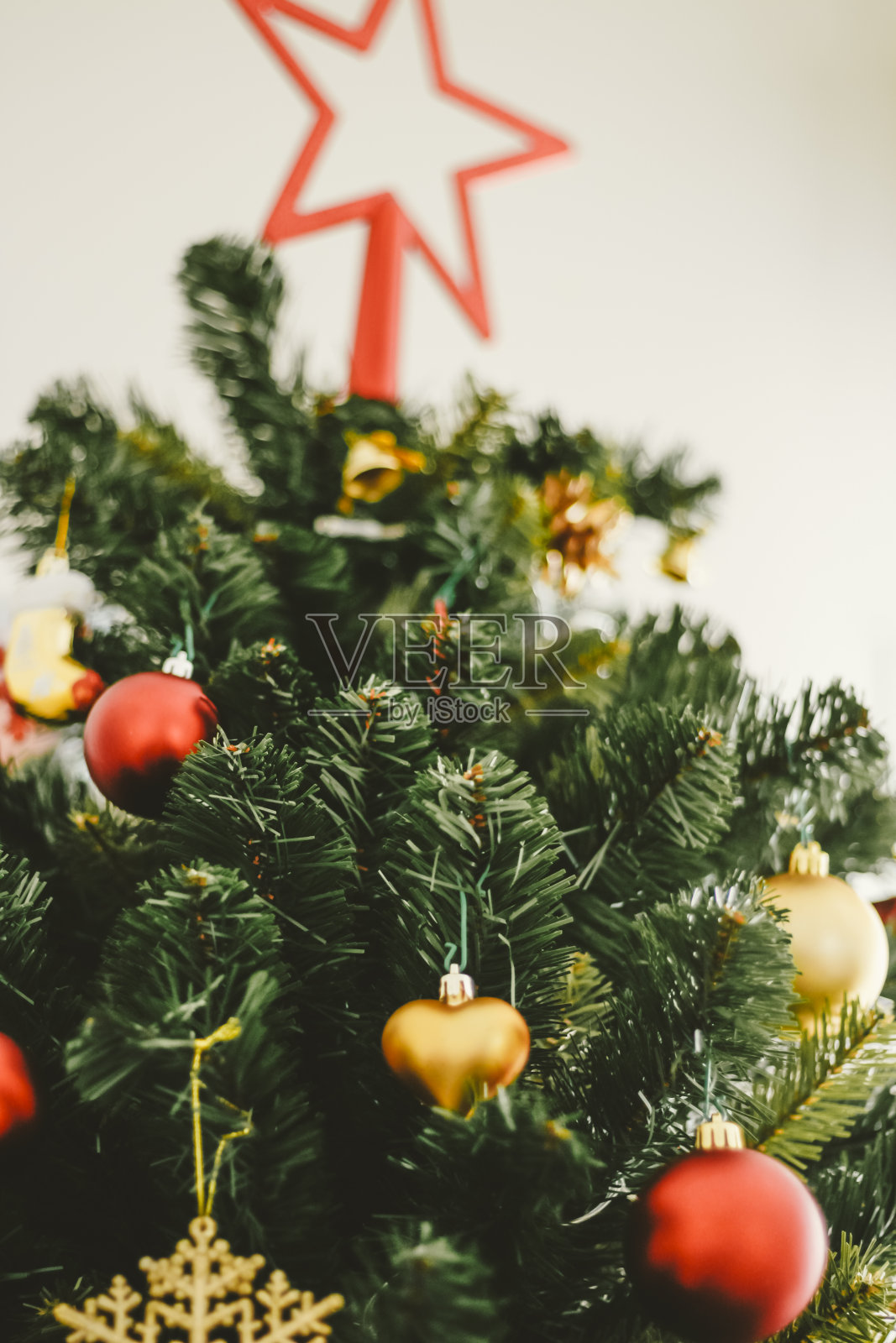 圣诞树上挂着一颗大星星，突出在树的最高处照片摄影图片