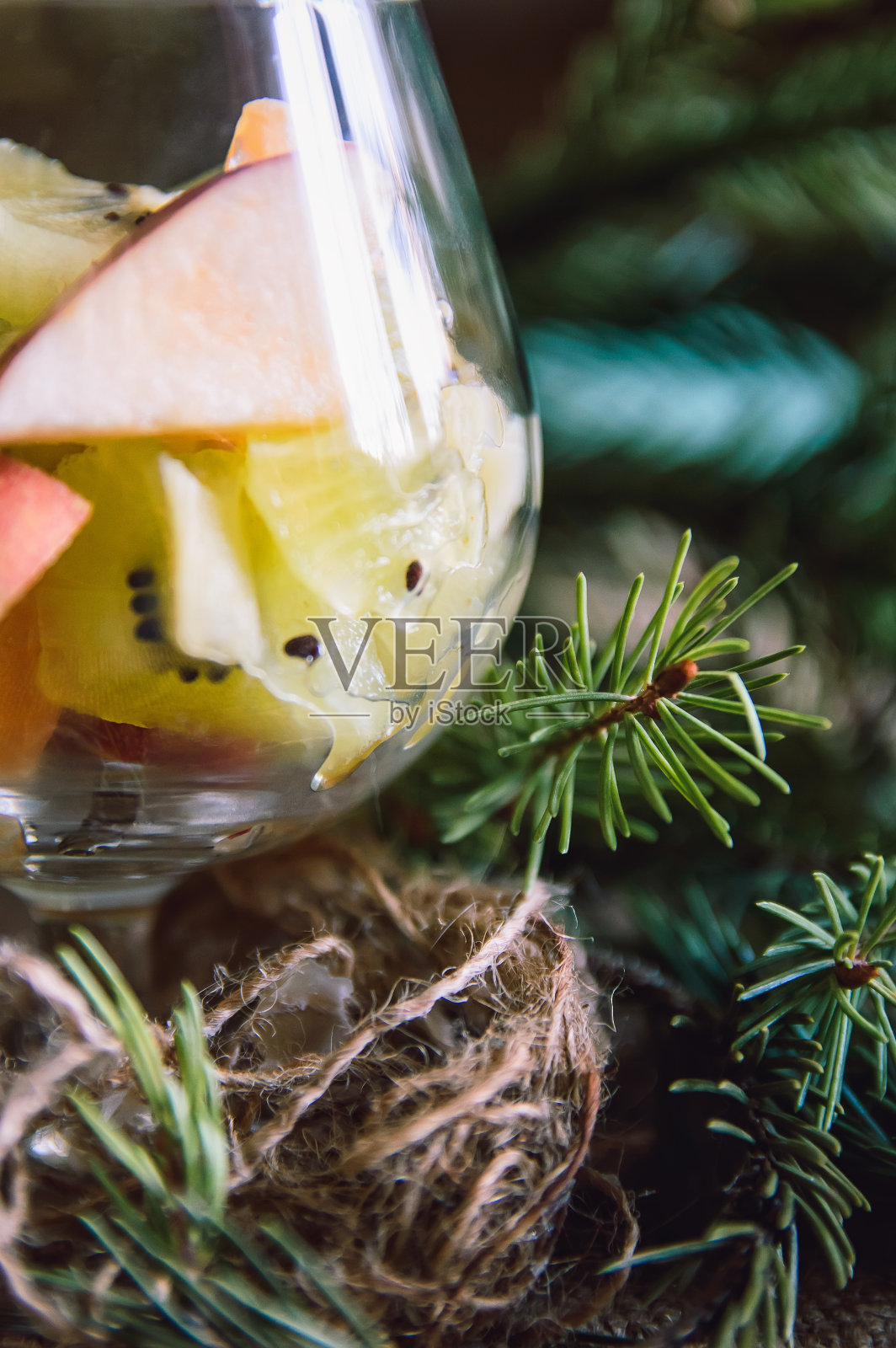 圣诞背景上的水果杯和树枝elomymi，冬天照片摄影图片