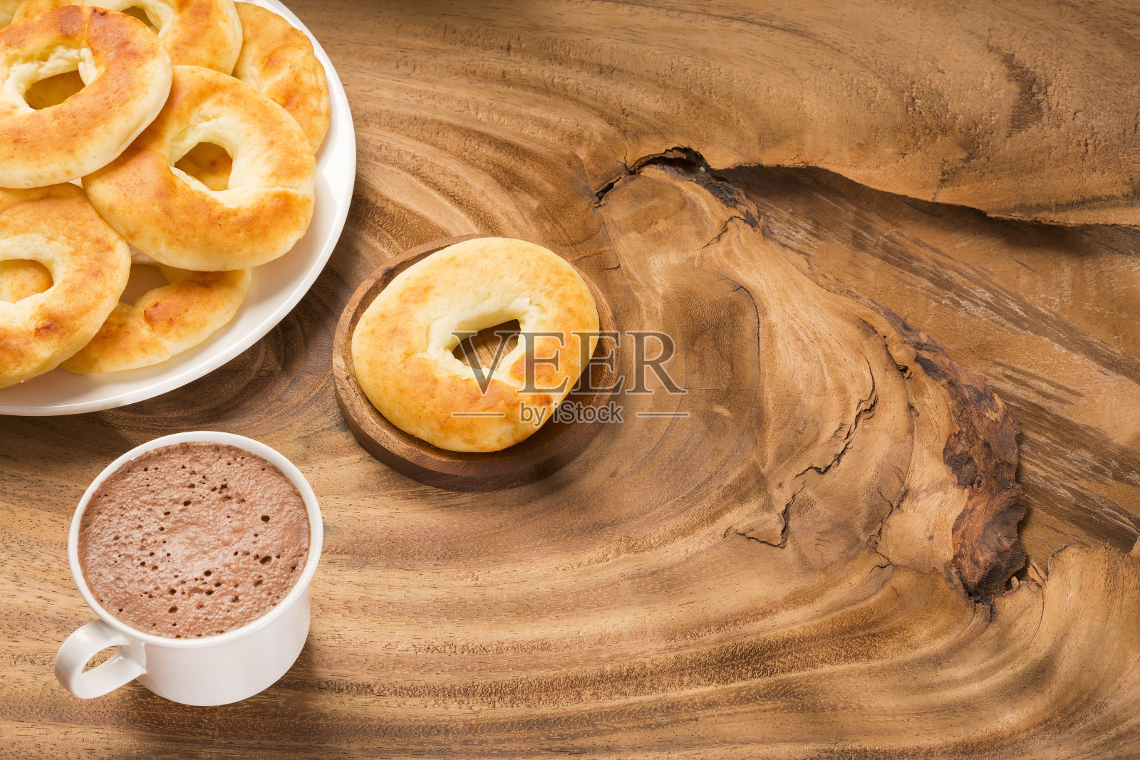 Pandequeso传统哥伦比亚食物-热饮巧克力。照片摄影图片