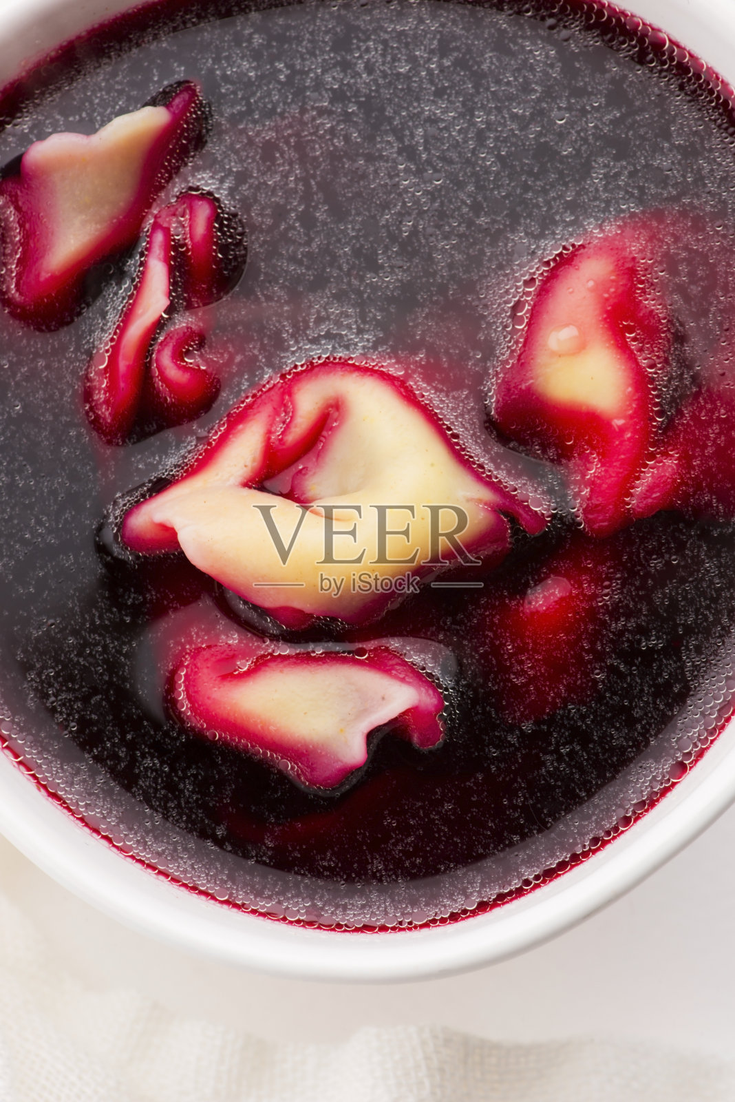 圣诞甜菜汤和蘑菇饺子照片摄影图片