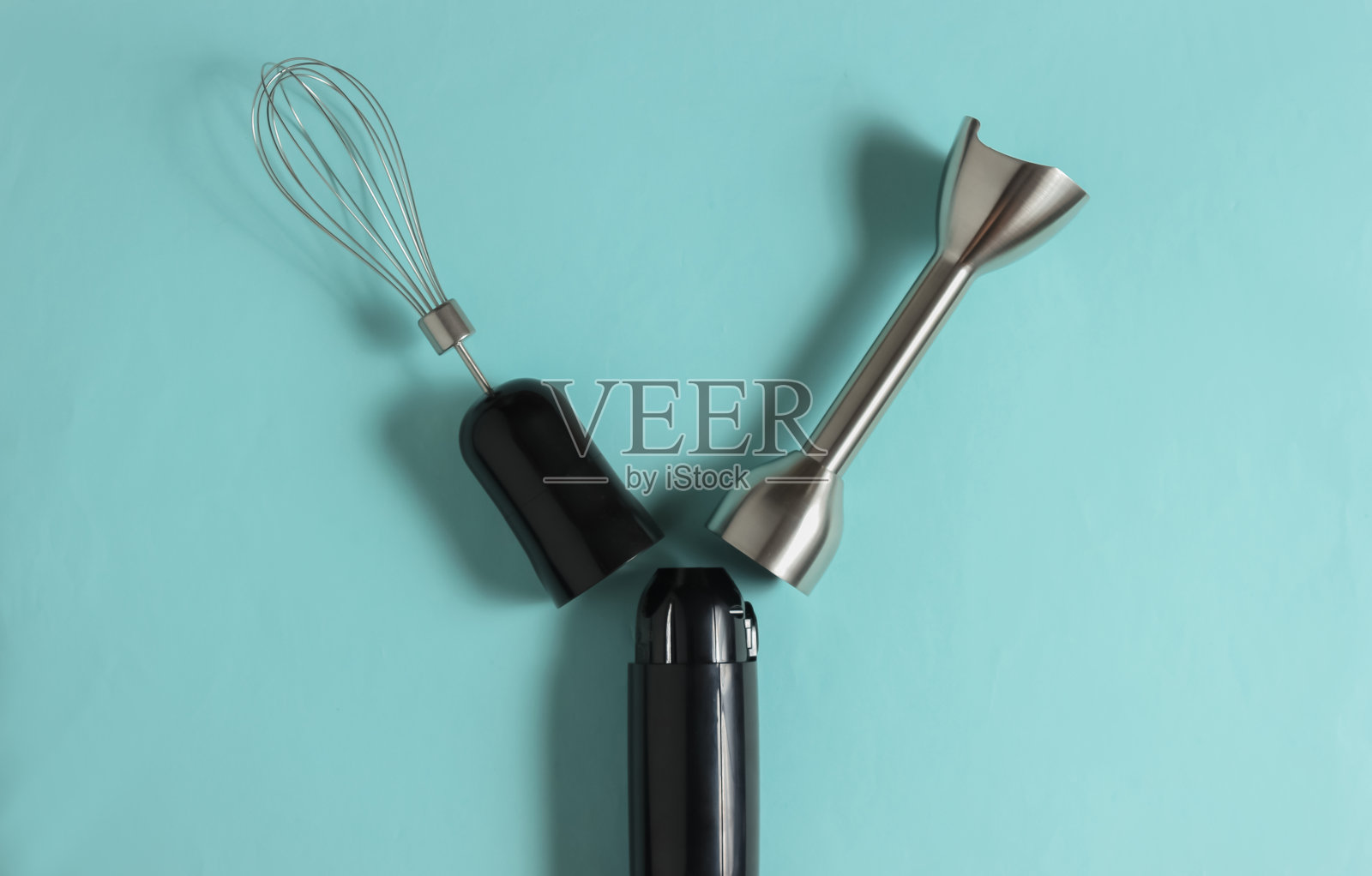 黄色背景上的电动手动混合器和喷嘴。俯视图照片摄影图片