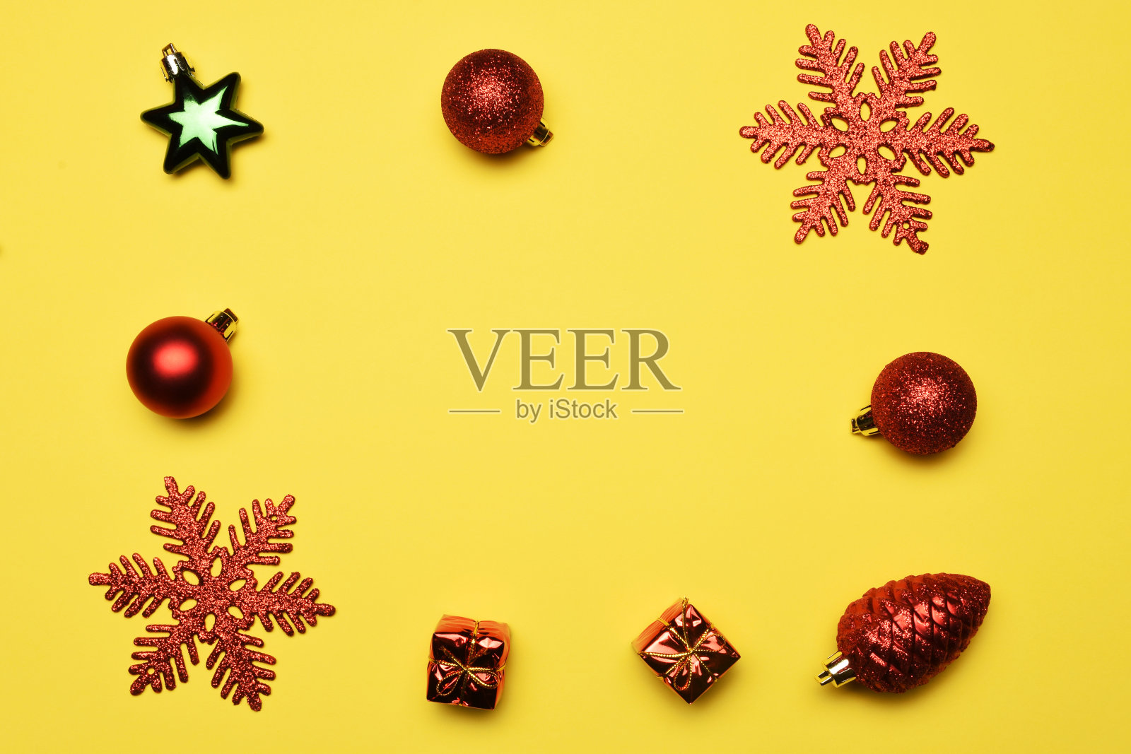 圣诞装饰上的黄色背景与复制空间照片摄影图片