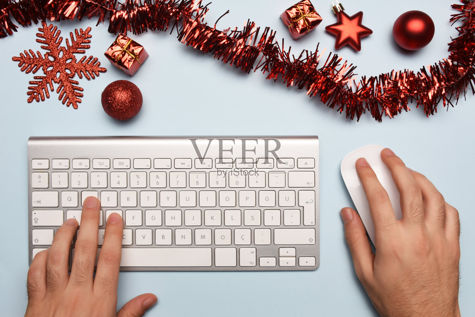 在圣诞节工作，一个商人用电脑和圣诞装饰品在桌子上工作照片摄影图片