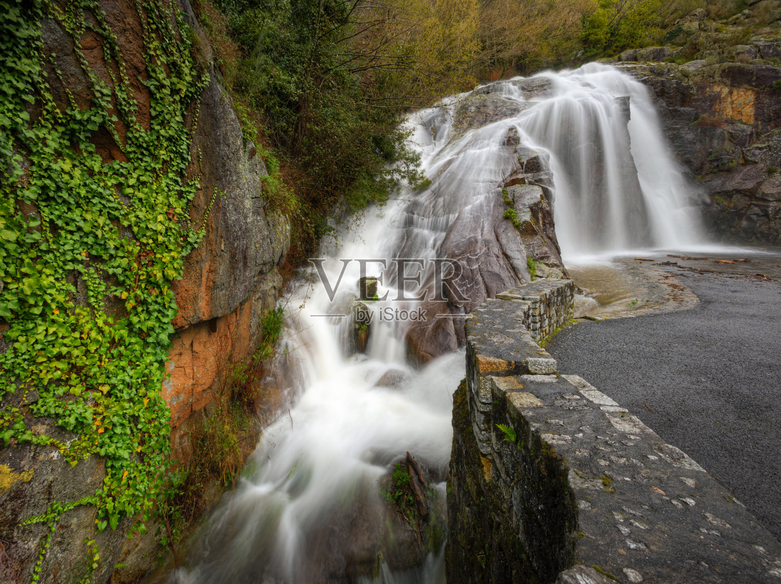 奥钱西码头上的瀑布照片摄影图片