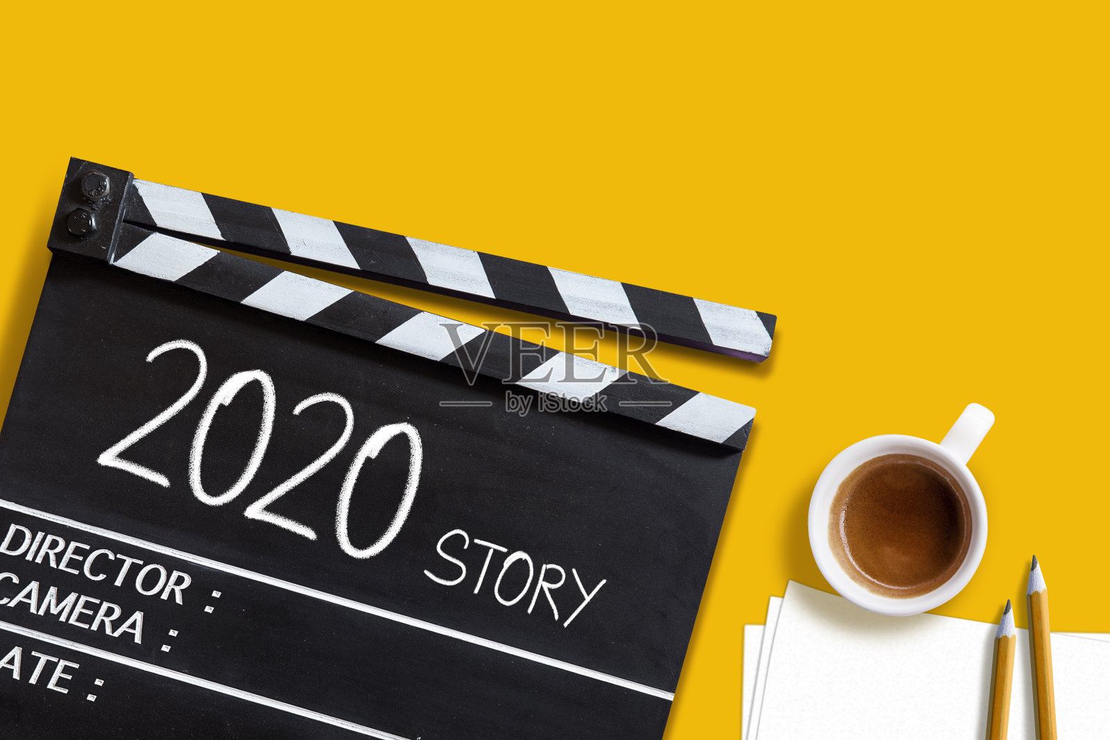 2020故事-文本标题上的电影石板。和咖啡杯。照片摄影图片
