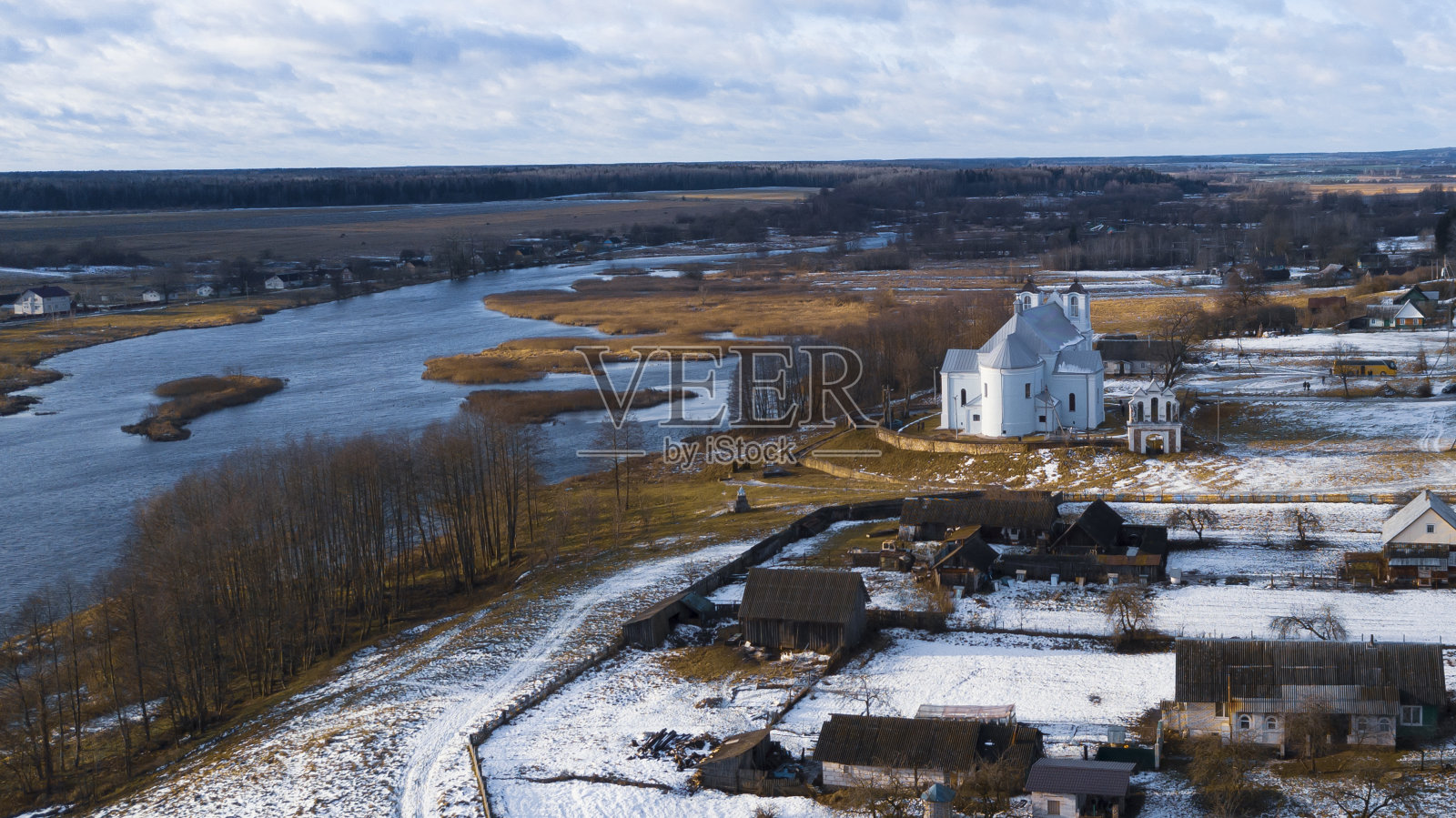 教堂在多云的天空背景。鸟瞰图美丽的风景…照片摄影图片
