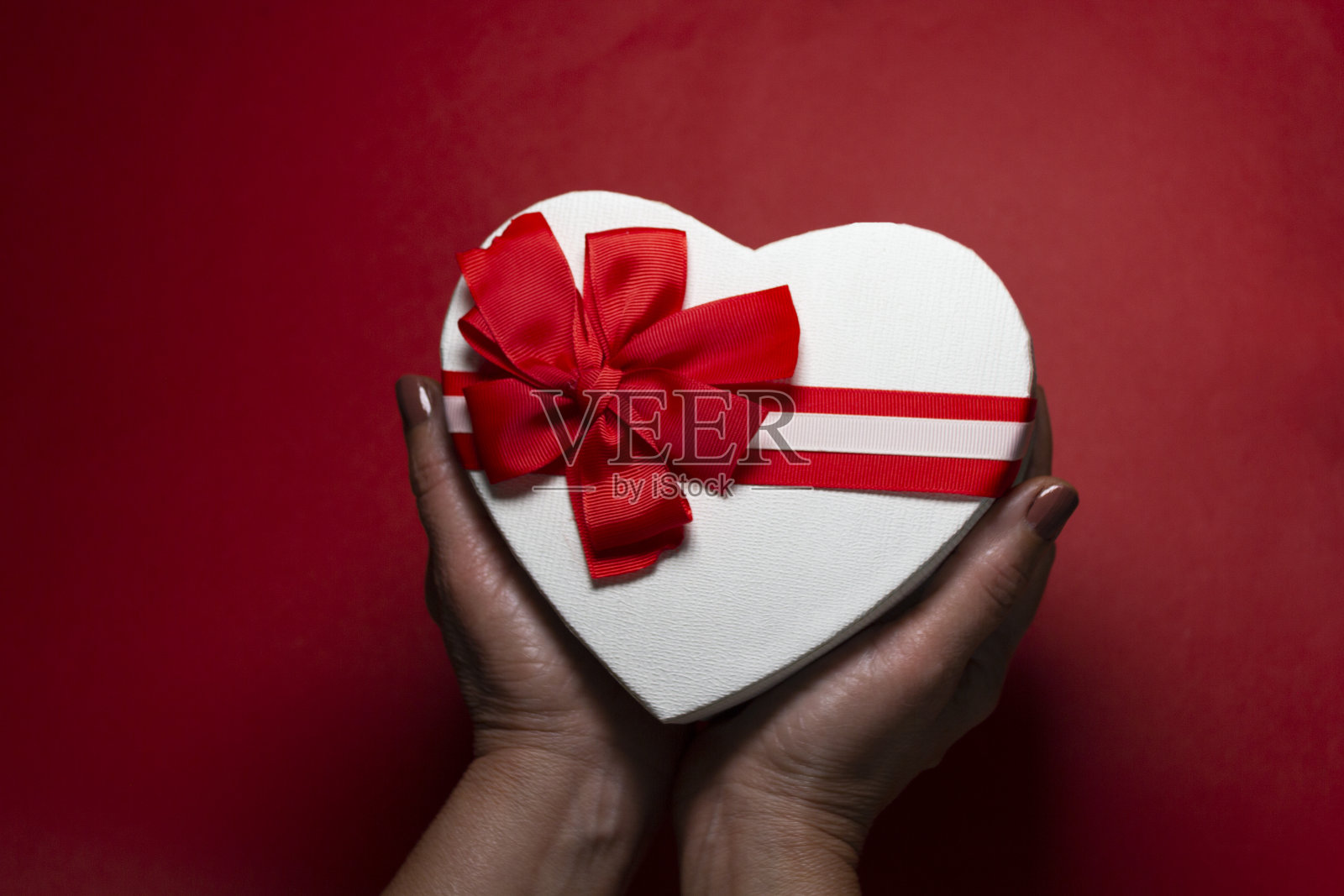 情人节礼物-手握心形盒子照片摄影图片