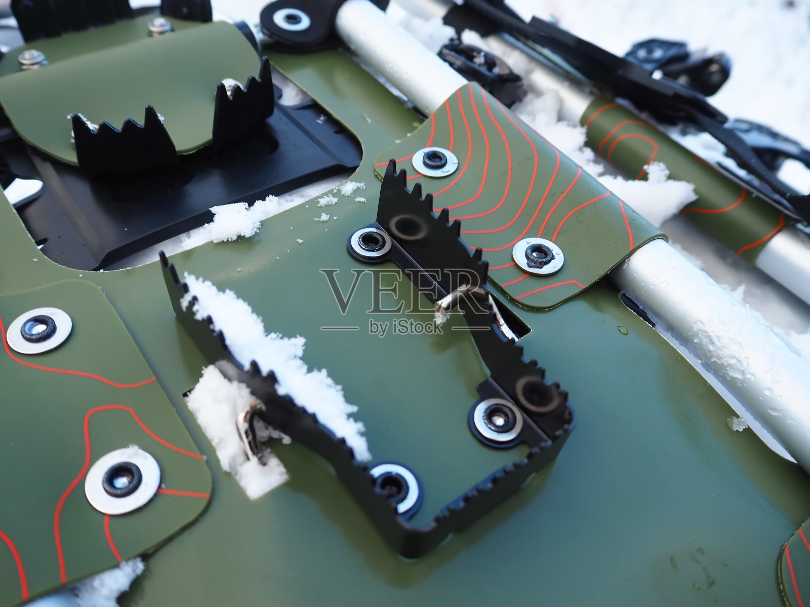 雪地和冰上的雪鞋照片摄影图片