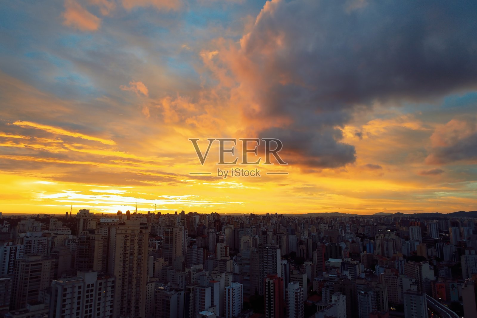 在São保罗市，巴西日落鸟瞰图。伟大的日落场景。奇妙的景观。照片摄影图片