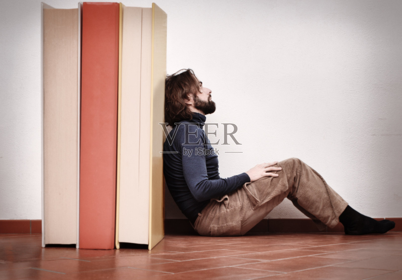 躺在大书上思考照片摄影图片