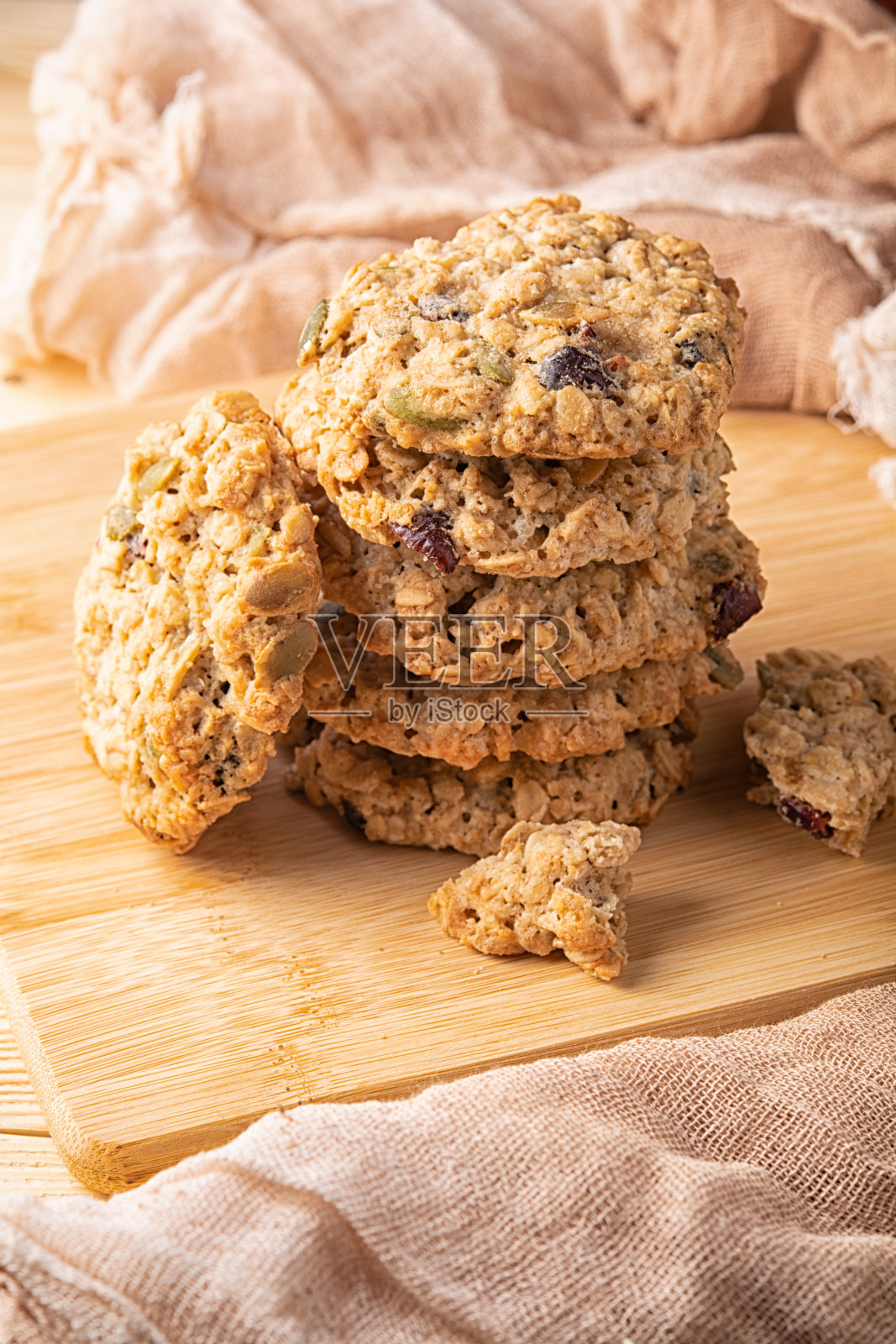 木桌上放着燕麦饼干照片摄影图片