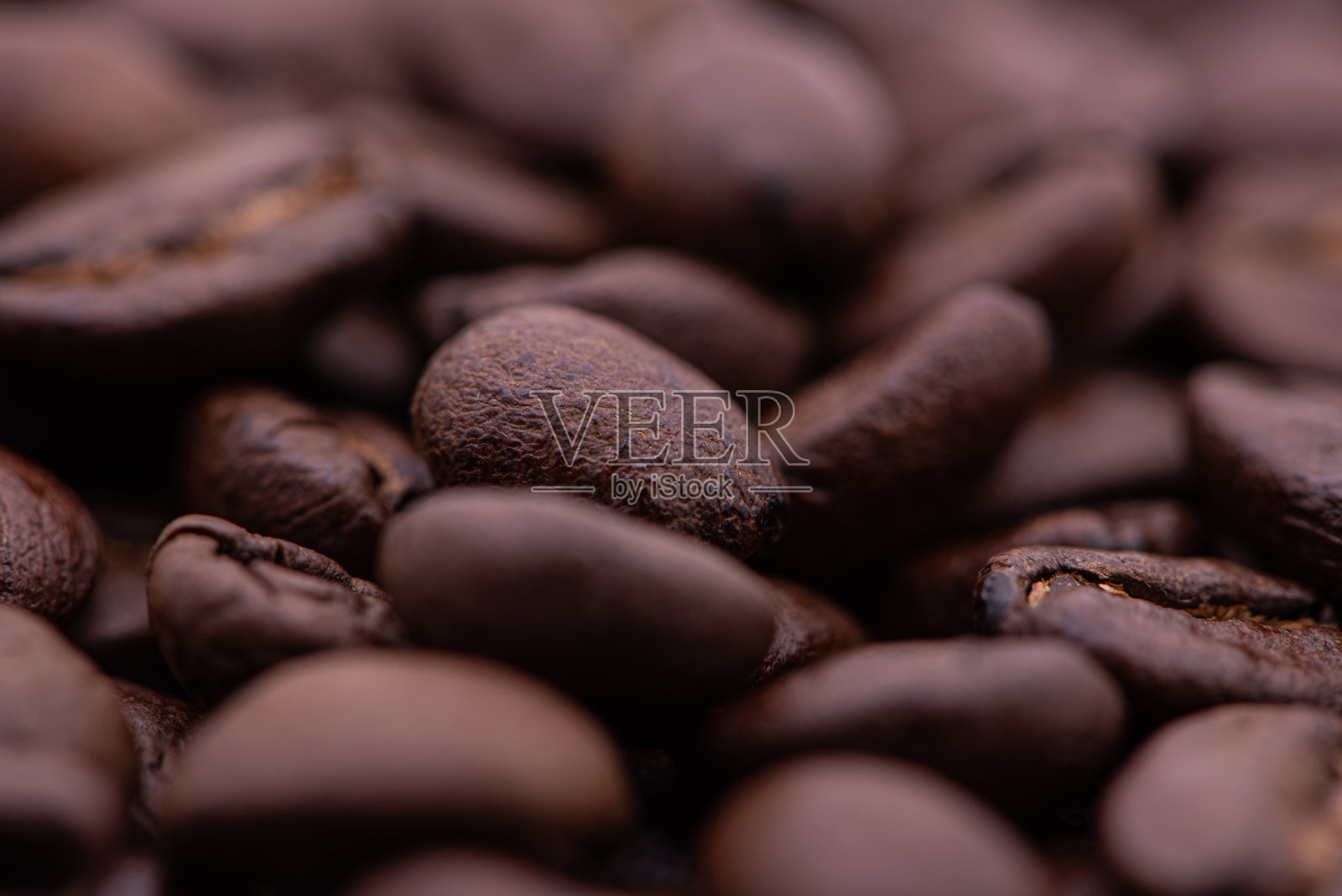 近距离观察一堆咖啡豆照片摄影图片