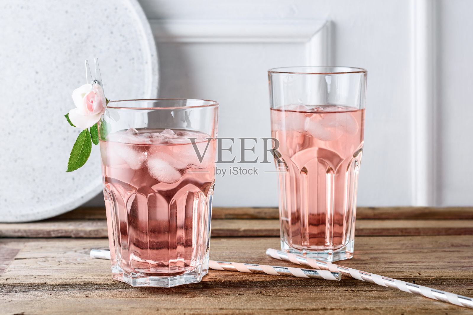 玫瑰鸡尾酒,柠檬水。照片摄影图片