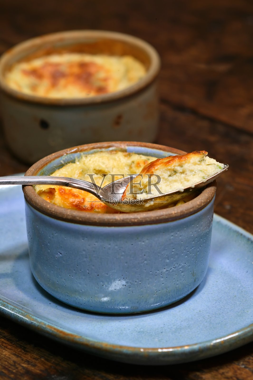 桌上盘子里食物的特写镜头照片摄影图片