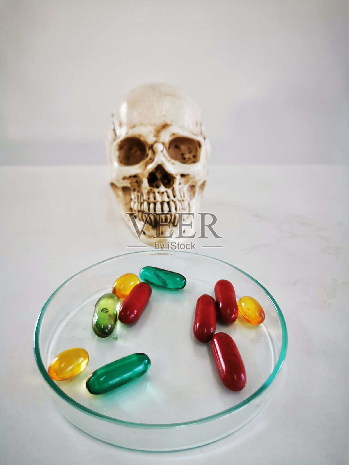 危险药物与头盖骨及药丸警告照片摄影图片