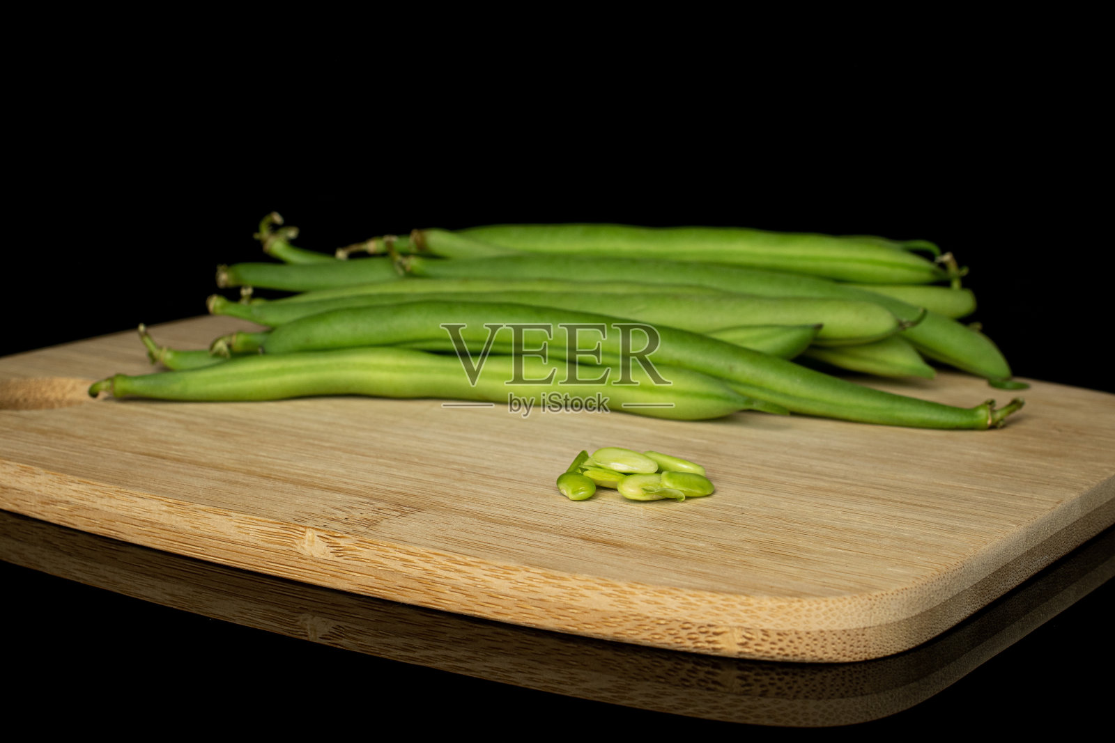 新鲜的菜豆在黑色玻璃上分离照片摄影图片
