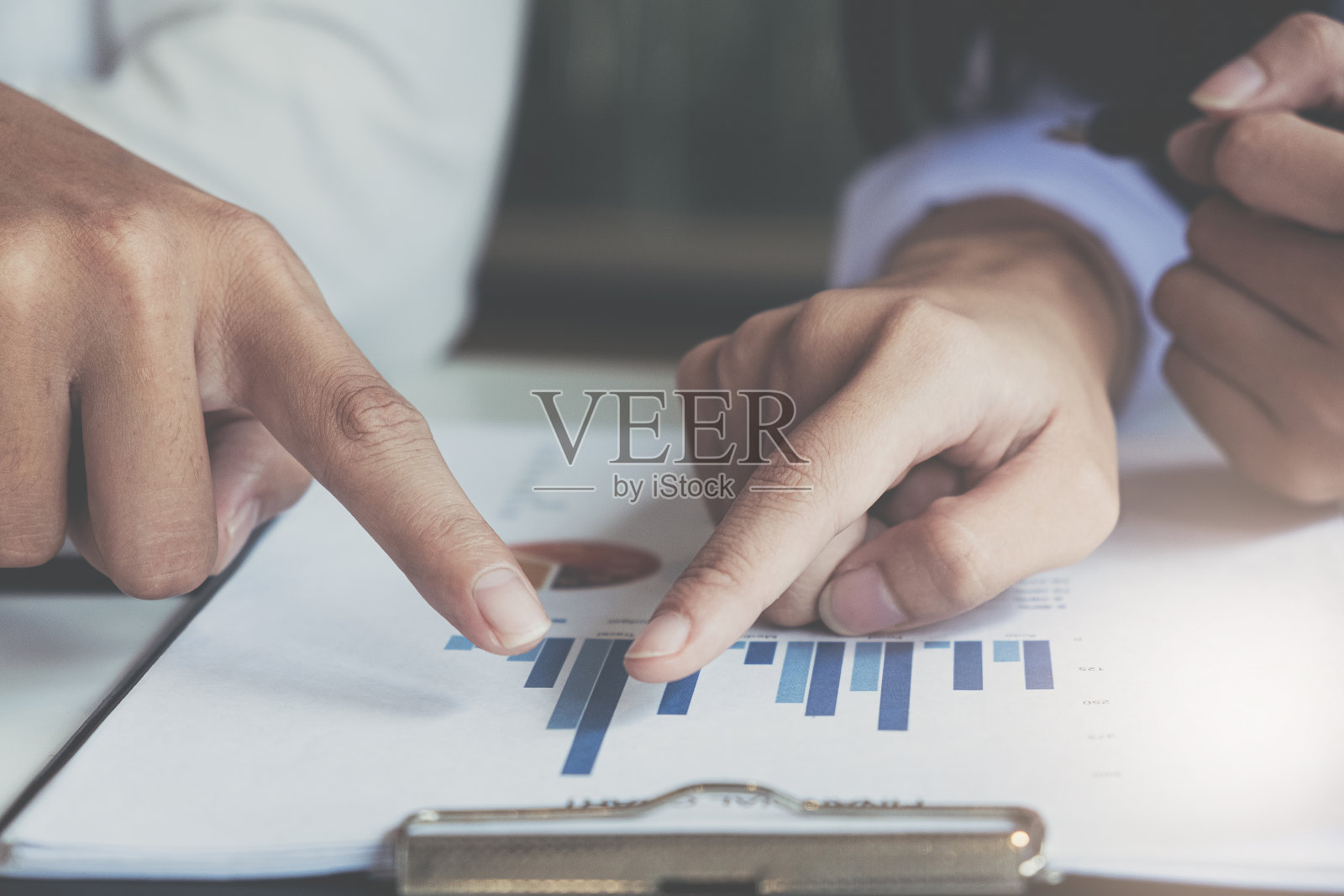 商务人士开会讨论市场情况。企业金融的概念照片摄影图片