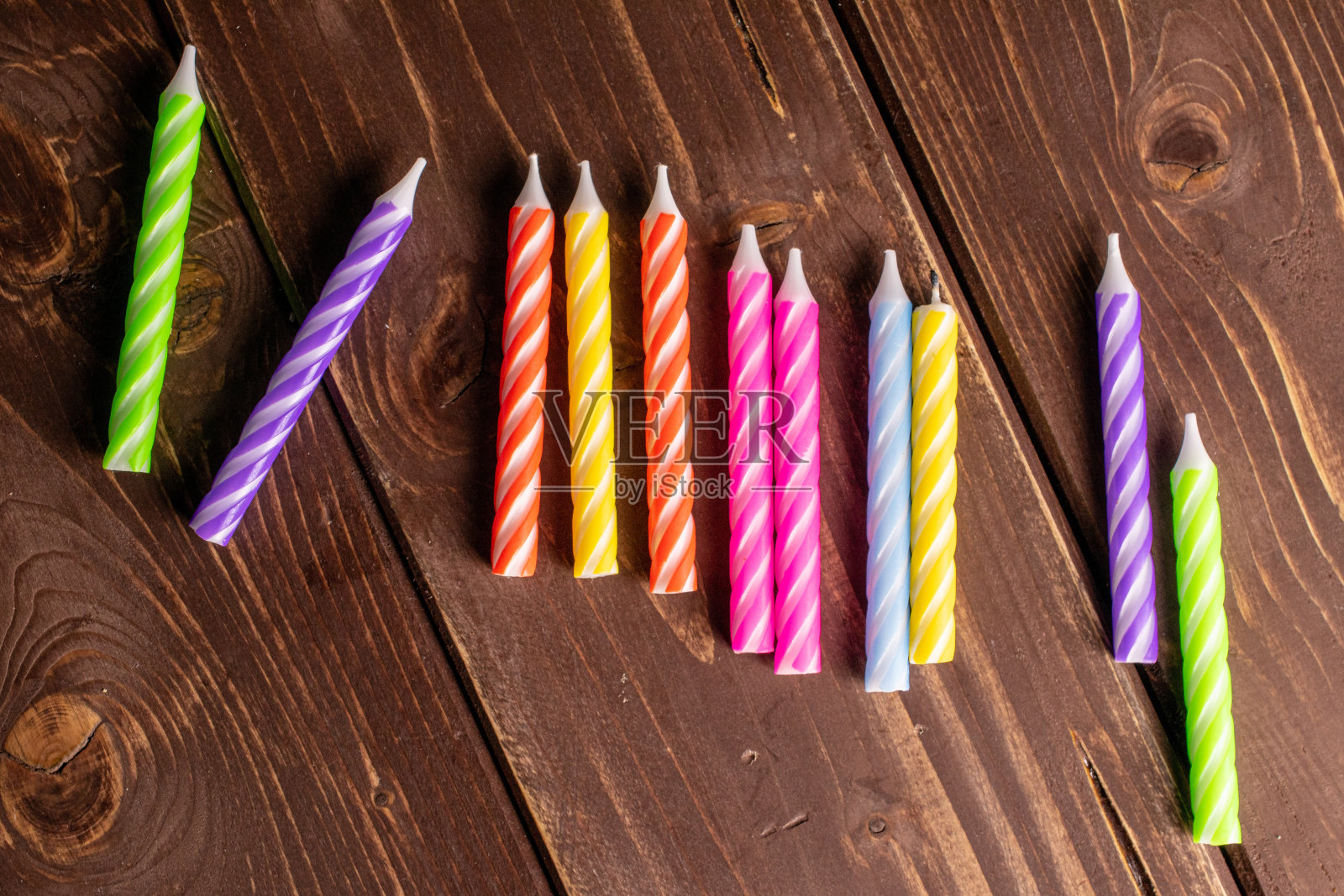 生日蛋糕蜡烛在棕色的木头上照片摄影图片