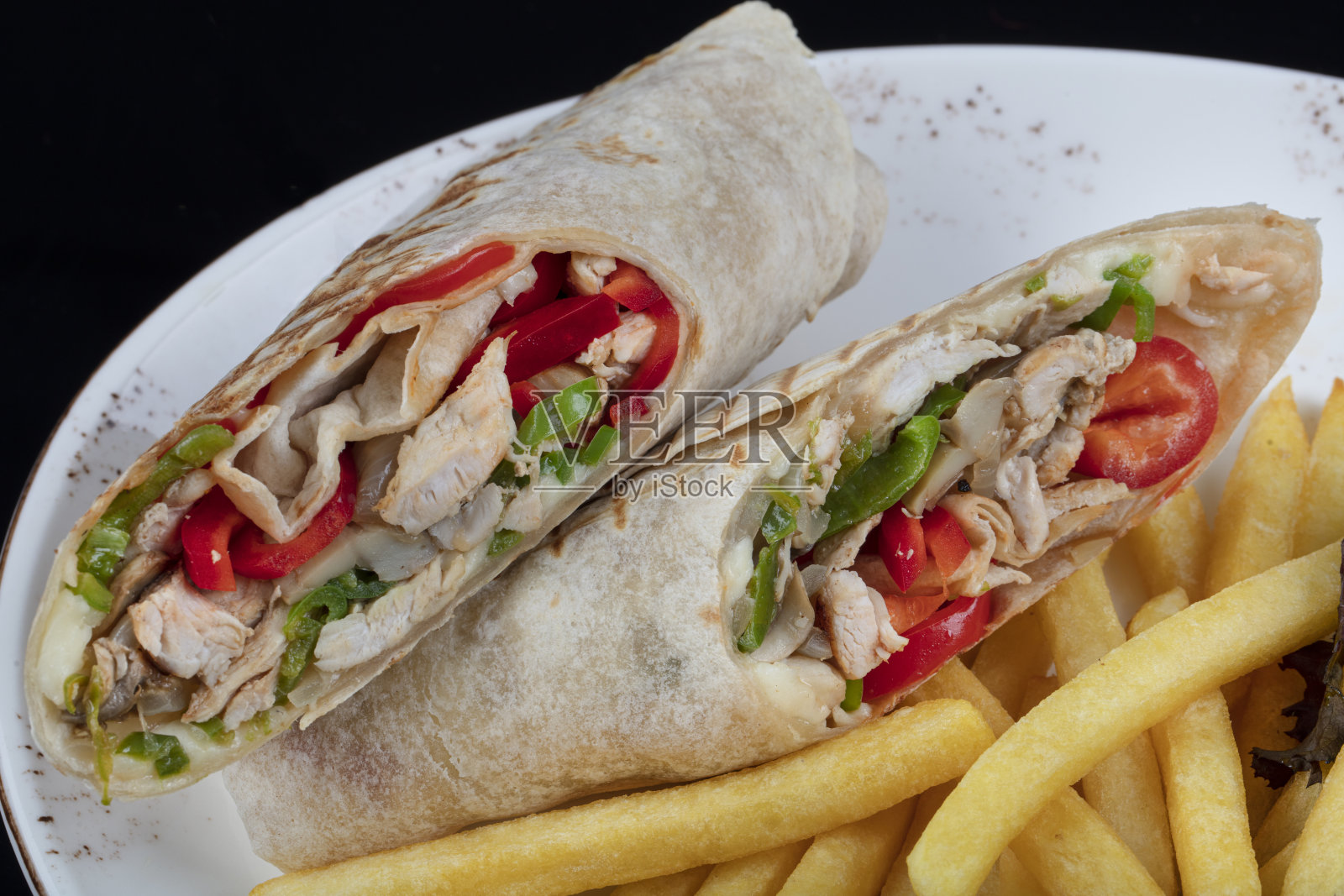 烤水牛鸡肉三明治，生菜，蓝奶酪和薯条。照片摄影图片