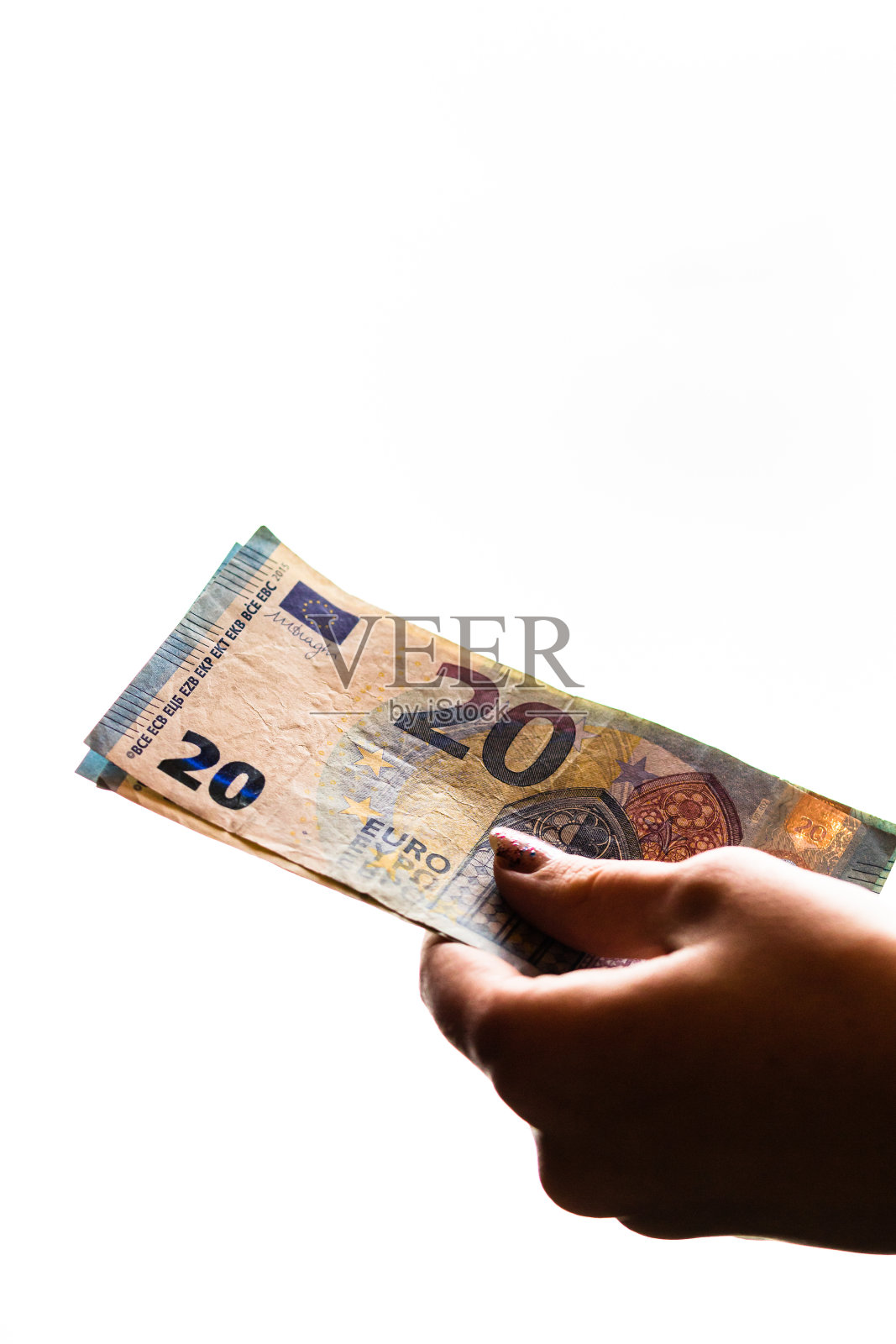 女人的手给钱像贿赂或小费孤立在白色的背景。欧元钞票近了。奖励辛勤工作，财务和商业理念照片摄影图片