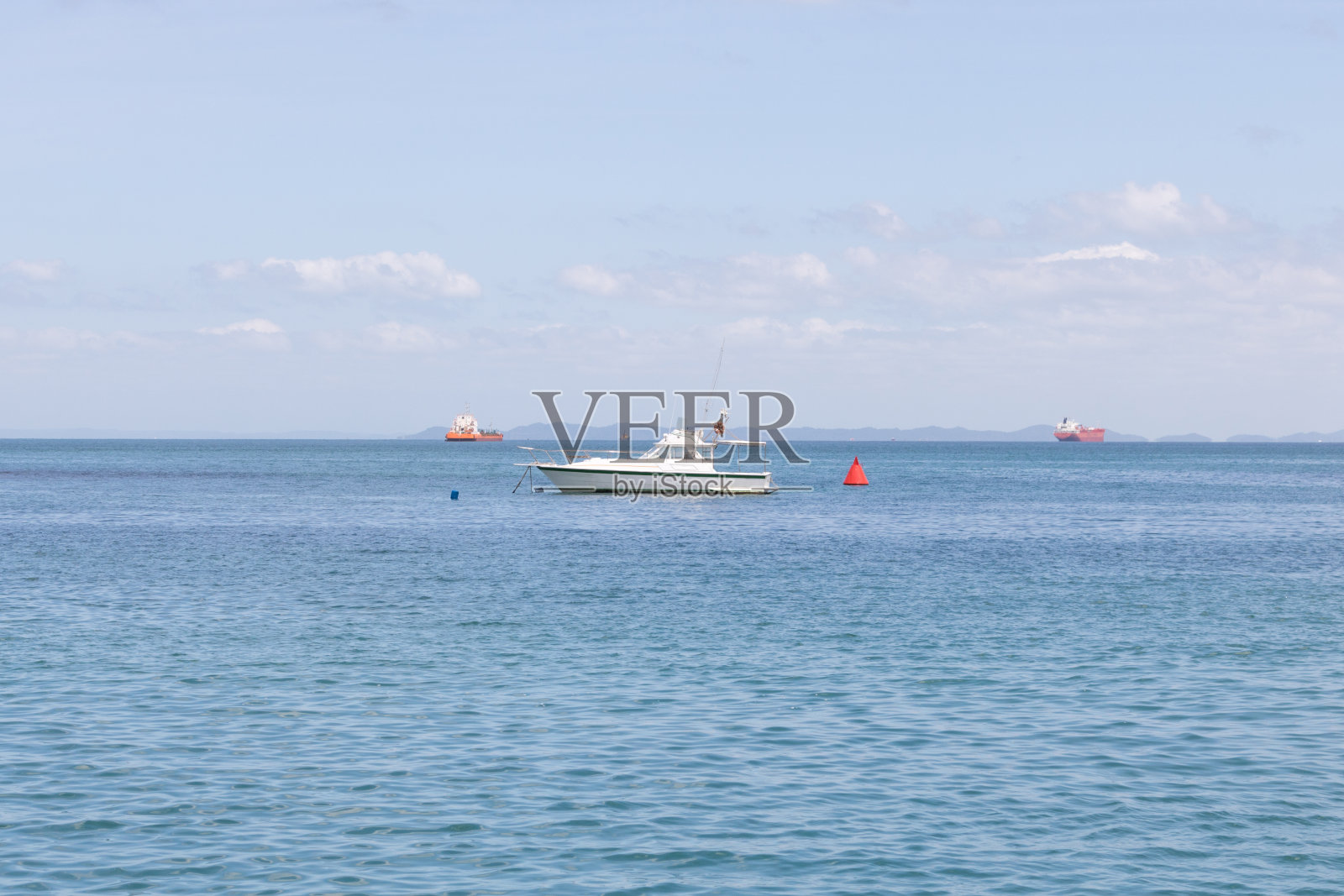 大海里的小船。照片摄影图片