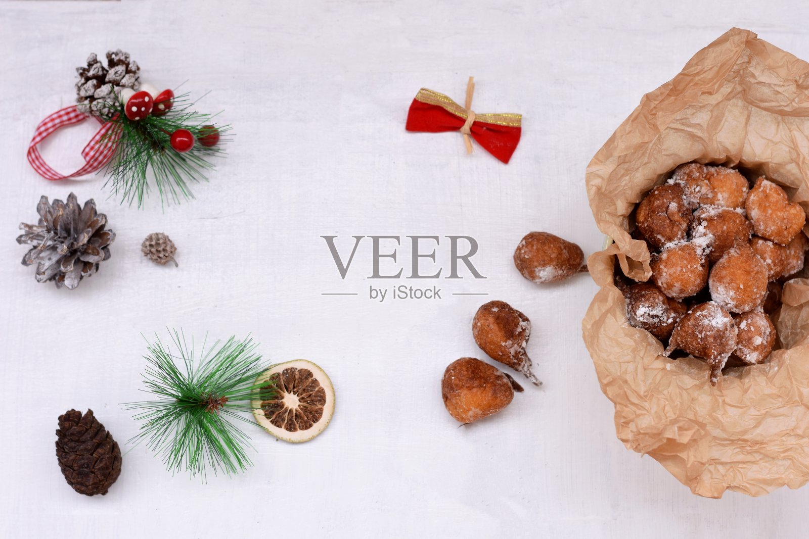 油炸的西坡尔白糖轻木桌和圣诞装饰/传统的圣诞甜点照片摄影图片