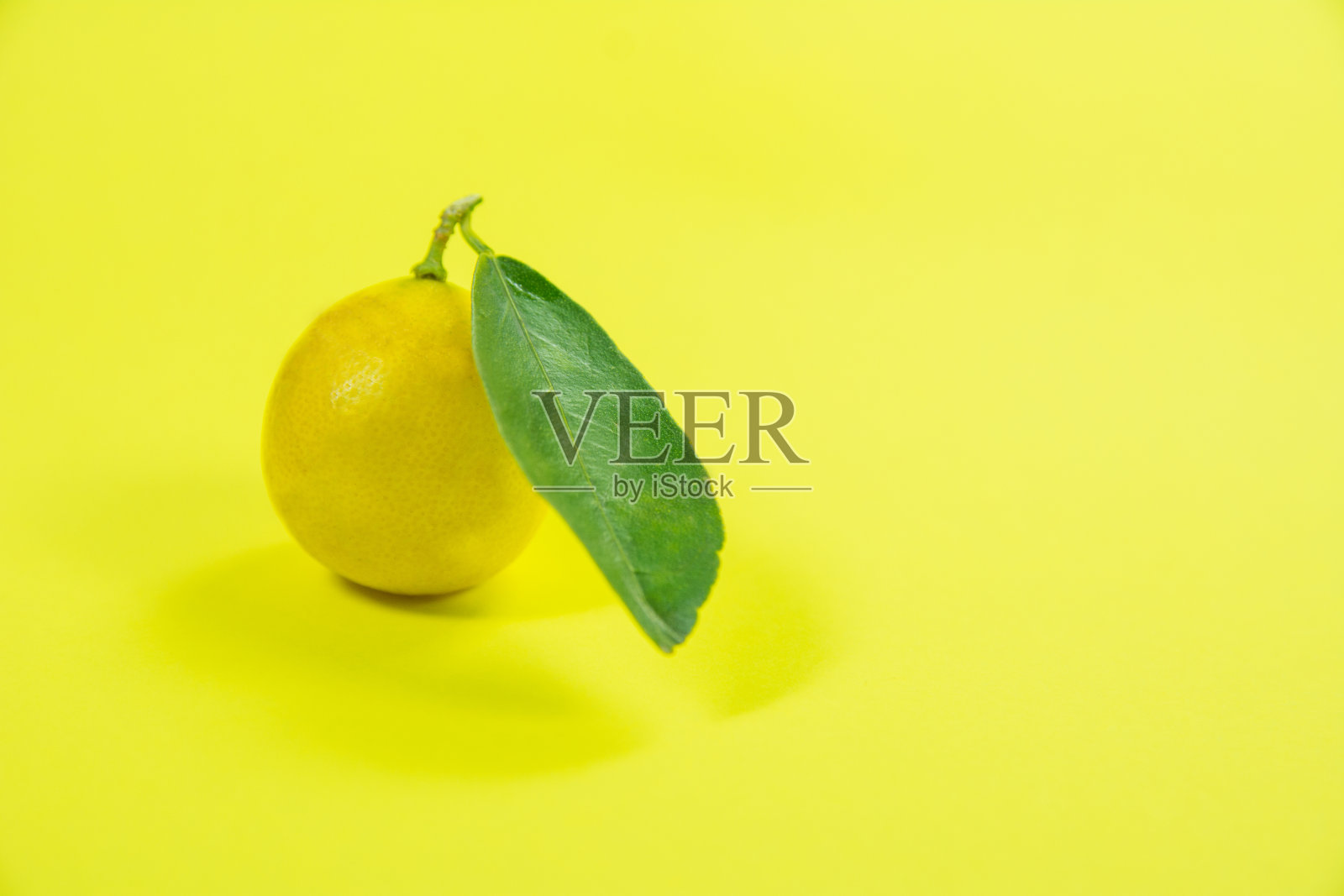 木桌上的白盘子里装着新鲜的柠檬照片摄影图片