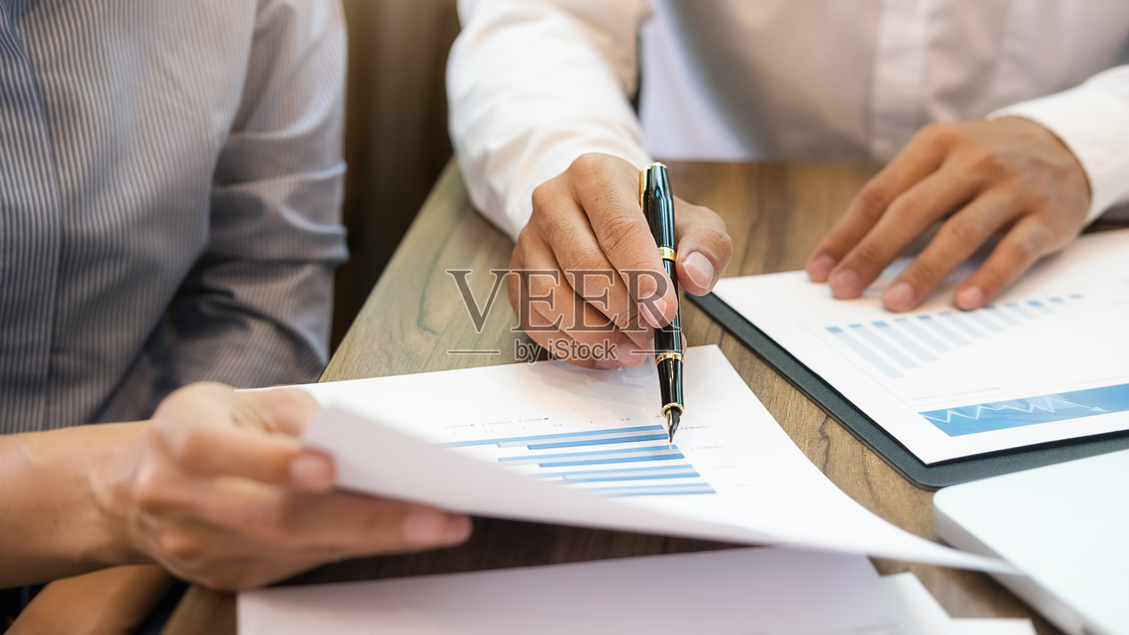 业务团队进行头脑风暴，讨论财务数据和报表图表。团队会议工作理念。照片摄影图片