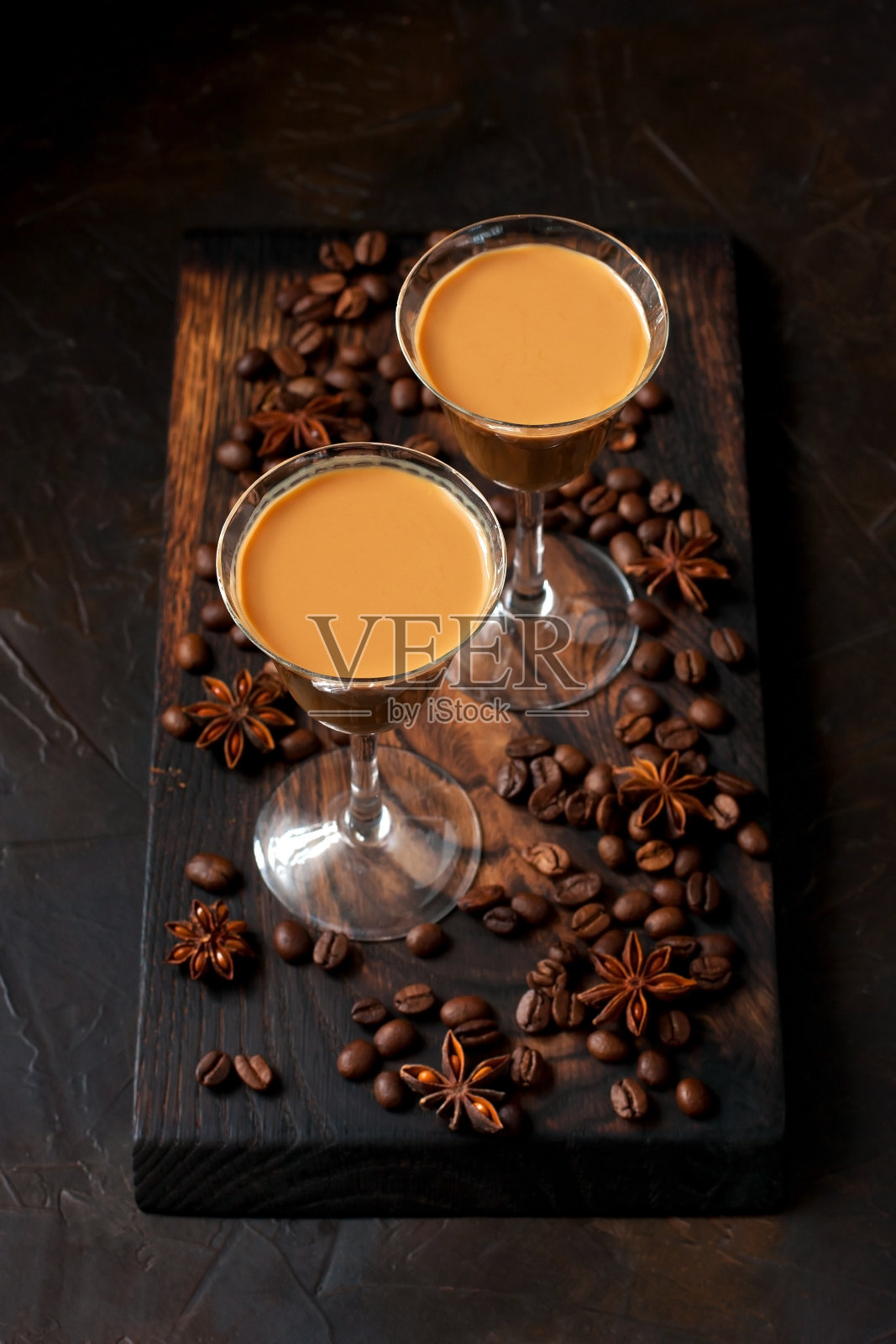 深色背景上有酒的玻璃杯照片摄影图片